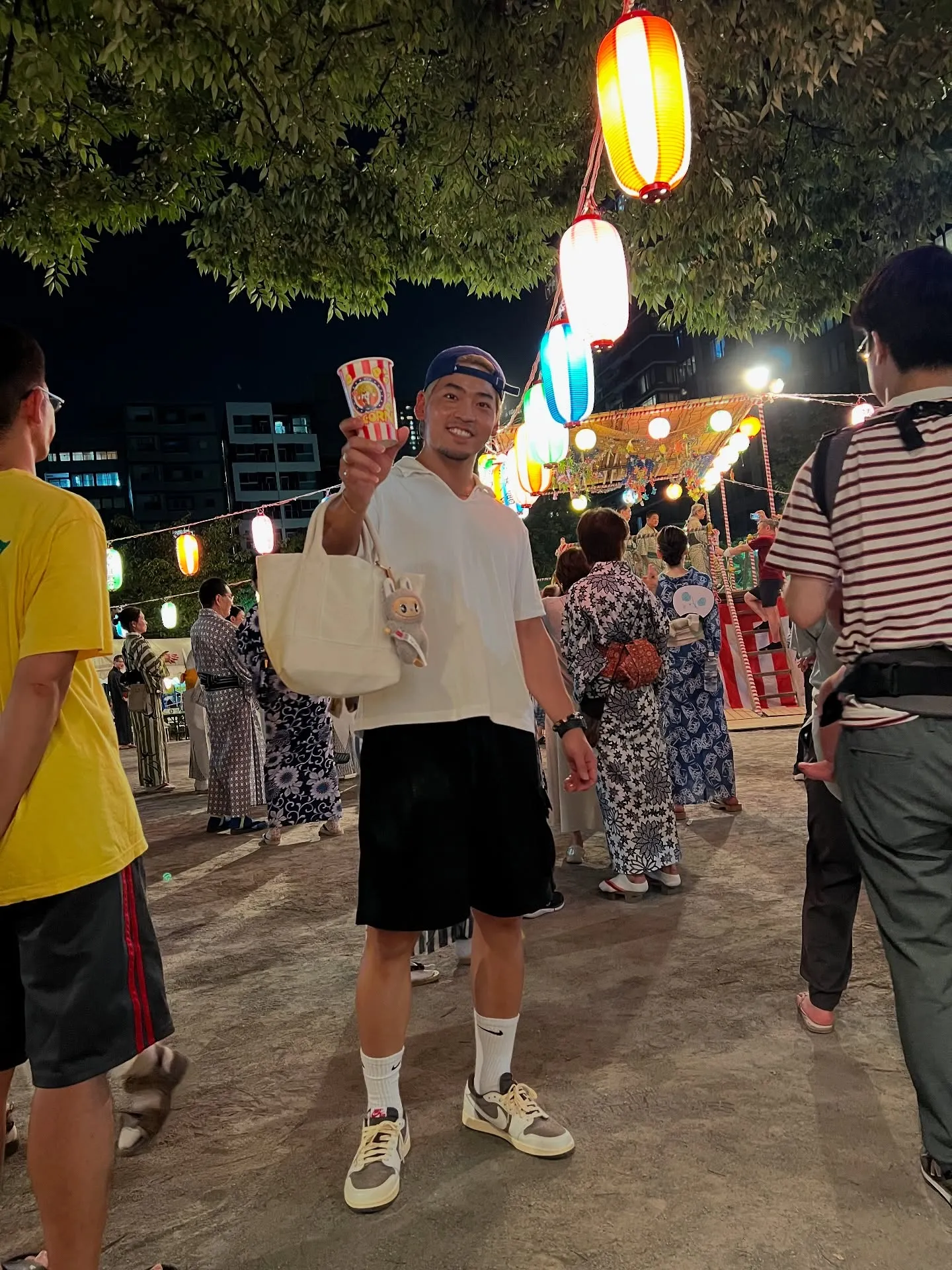 お店から歩いてすぐの公園で盆踊り祭りをやっていたので、